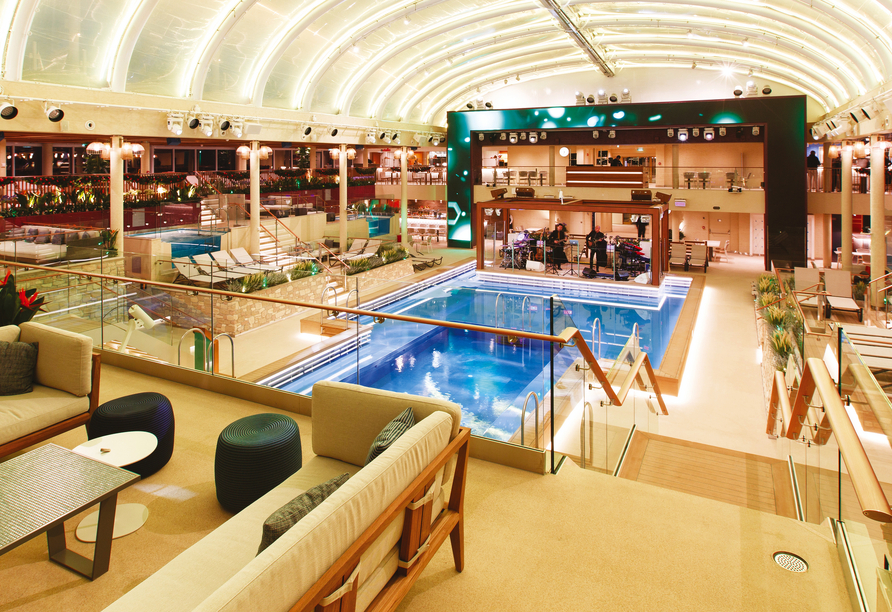 Mehrere Pools an Bord versprechen Wasserspaß.