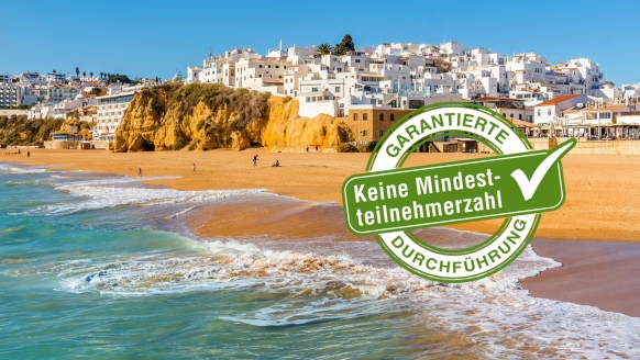 Genießen Sie entspannte Stunden am goldenen Sandstrand von Albufeira und lassen Sie sich vom Blick auf die strahlend weiße Altstadt verzaubern.