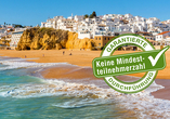 Genießen Sie entspannte Stunden am goldenen Sandstrand von Albufeira und lassen Sie sich vom Blick auf die strahlend weiße Altstadt verzaubern.