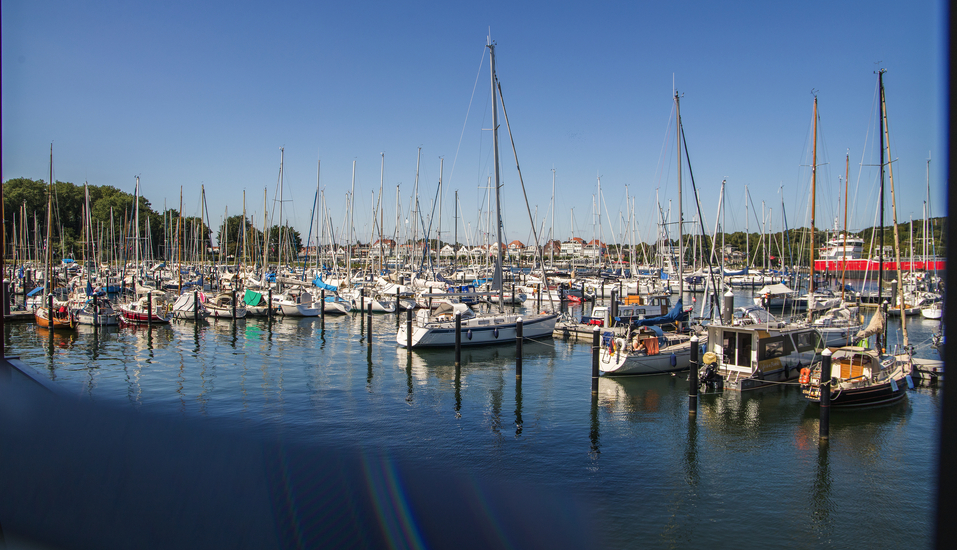 Am Hafen können Sie die vielen Segelschiffe bestaunen.