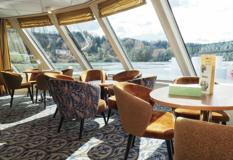 Genießen Sie die Aussicht auf die vorbeiziehende Flusslandschaft.