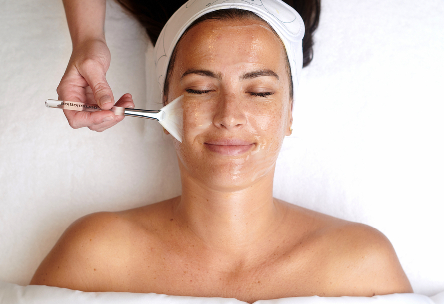 In einer kleinen Villa im Kurpark befindet sich der Wellnessbereich, in dem Sie bei einer Wellnessanwendung entspannen können. 