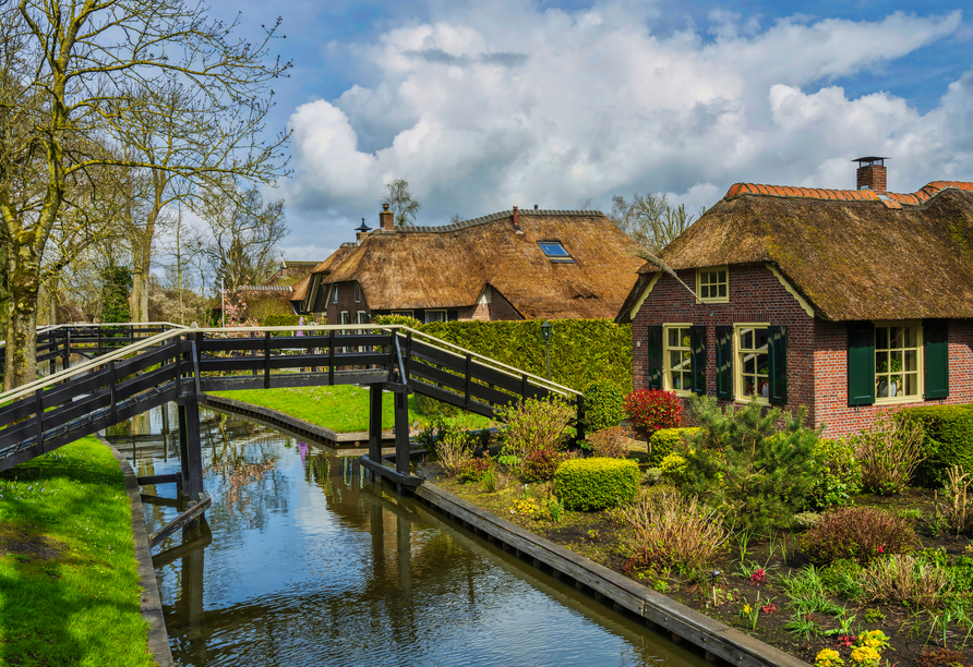 Besuchen Sie Giethoorn mit seinen reetgedeckten Dächern und den malerischen Grachten.