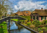 Besuchen Sie Giethoorn mit seinen reetgedeckten Dächern und den malerischen Grachten.