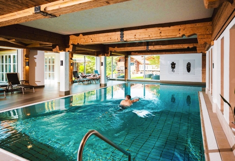 Ziehen Sie im Hallenbad ein paar Bahnen.