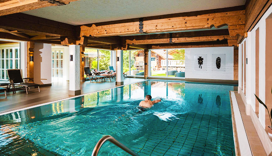 Ziehen Sie im Hallenbad ein paar Bahnen.