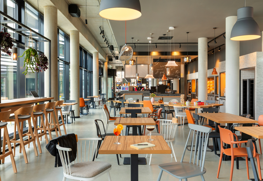 Im modernen Restaurant genießen Sie kulinarische Vielfalt in entspannter und einladender Umgebung.