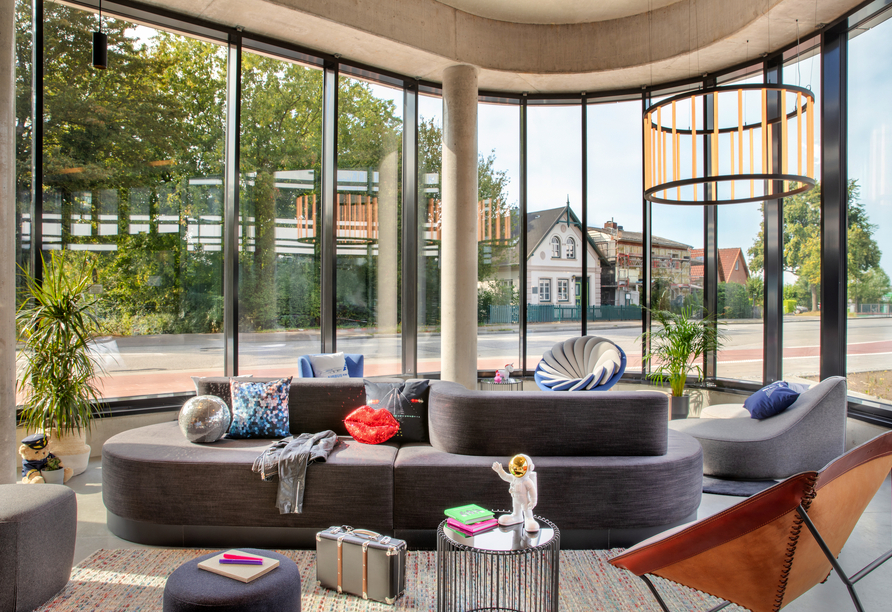 Helle, moderne Loungebereiche laden zum Verweilen ein und sorgen für einen entspannten Start in den Tag.