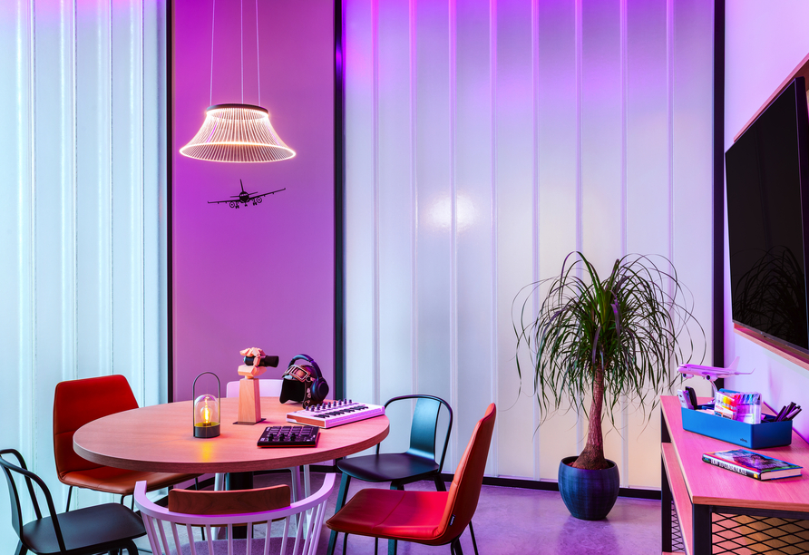 Das Moxy Hamburg-Finkenwerder begeistert mit einer stilvollen Einrichtung.