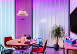 Das Moxy Hamburg-Finkenwerder begeistert mit einer stilvollen Einrichtung.