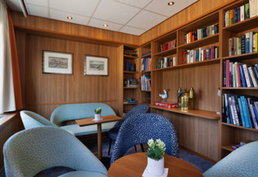 Bibliothek an Bord von Junker Jörg