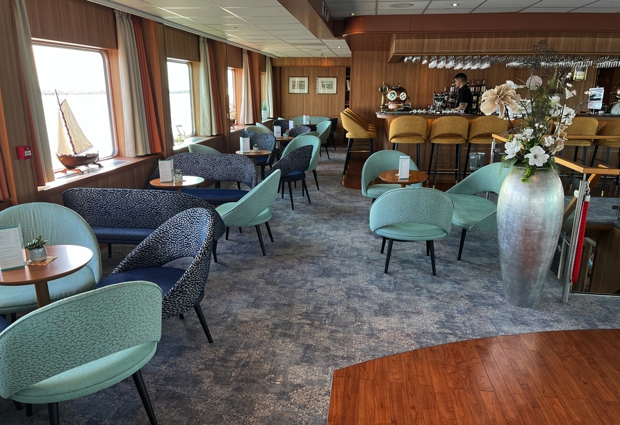 In der Lounge Bar an Bord erwarten Sie erfrischende Getränke und gute Gesellschaft.