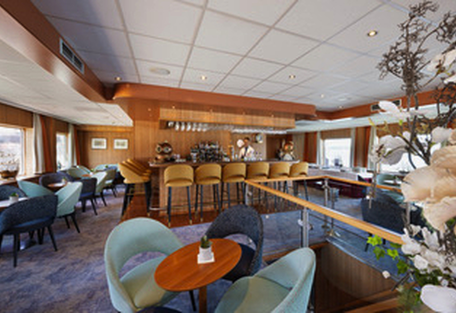 Lassen Sie sich in der gemütlichen Panoramalounge an Bord von Junker Jörg nieder.