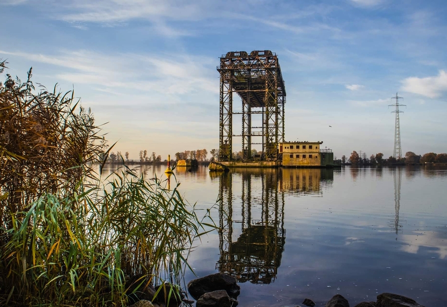 Besuchen Sie die Karniner Brücke auf Usedom – eine beeindruckende, denkmalgeschützte Ruine einer ehemaligen Eisenbahn-Hubbrücke.