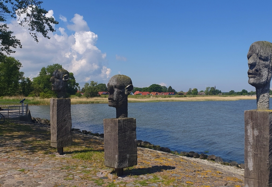 In Wieck-Greifswald werden Sie von den bekannten Holzfiguren 