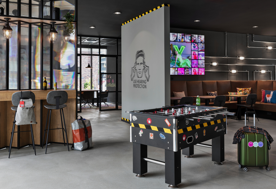 Fordern Sie Ihr Geschick beim Kickern heraus und genießen Sie die lockere, ungezwungene Atmosphäre.