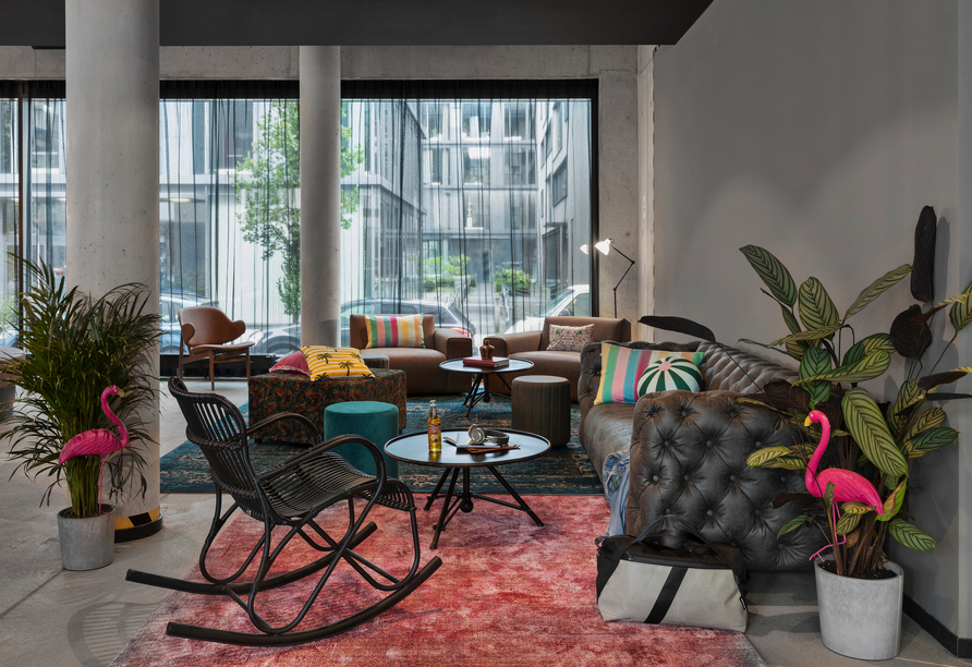 Die gemütliche Lounge lädt mit stilvollen Details zum entspannten Verweilen ein.