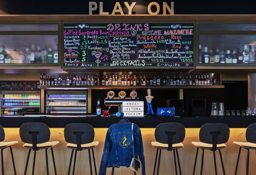 An der Bar erwartet Sie ein lebendiger Treffpunkt für gesellige Stunden und gute Gespräche.