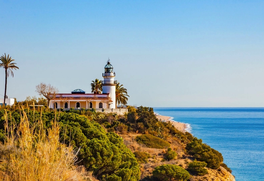 Hoch über dem Meer genießen Sie traumhafte Ausblicke und spüren die Ruhe der Küste von Calella.