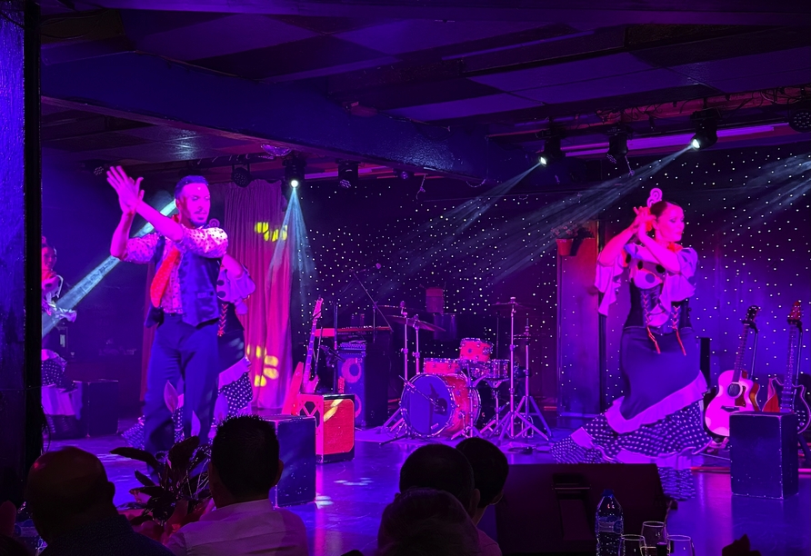 Lassen Sie sich von einer mitreißenden Flamenco Show begeistern und erleben Sie spanische Lebensfreude hautnah.