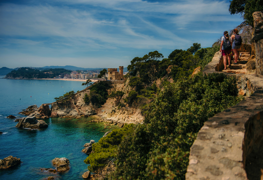 Entlang des Küstenwegs eröffnen sich immer wieder traumhafte Ausblicke auf das türkisfarbene Meer.