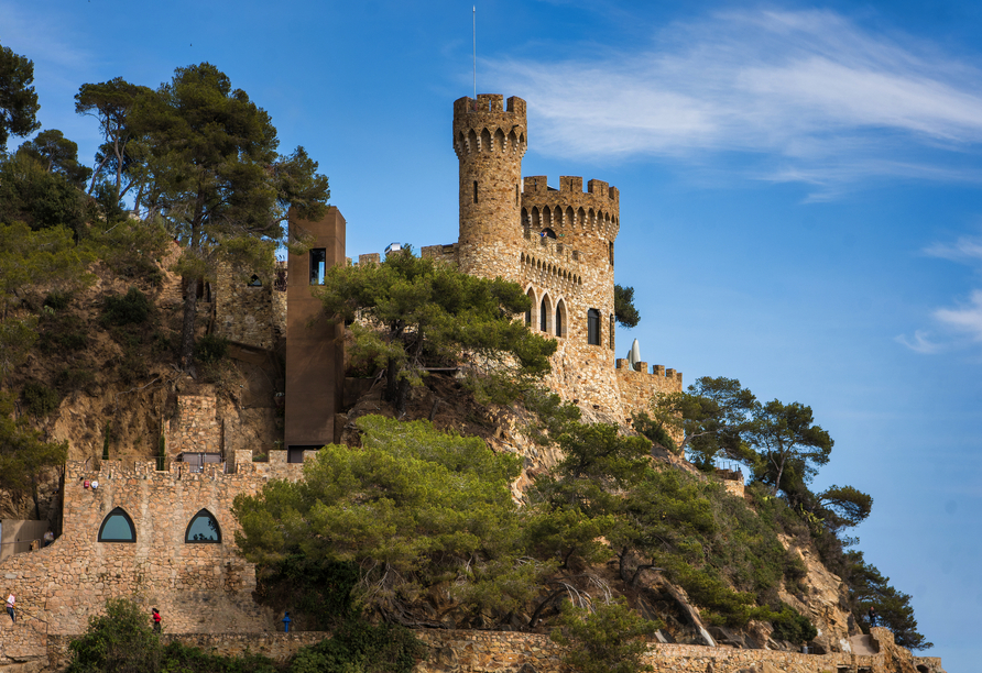 Die märchenhafte Burg von Lloret thront eindrucksvoll über der Küste und versprüht mediterranen Charme.