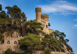 Die märchenhafte Burg von Lloret thront eindrucksvoll über der Küste und versprüht mediterranen Charme.