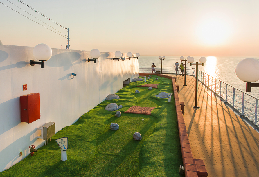 Auf dem Sonnendeck der MSC Opera finden Sie zum Beispiel auch einen Minigolfplatz.