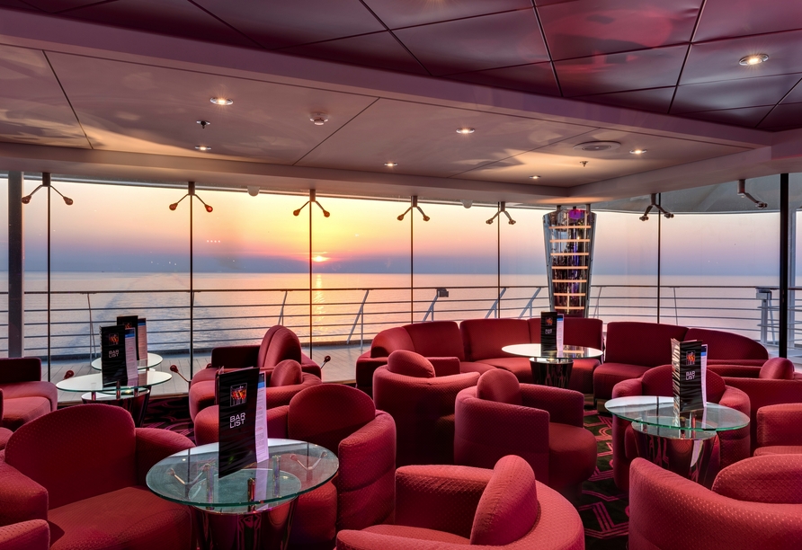 Freuen Sie sich auf einzigartige Aussichten und kühle Drinks in den Bars an Bord.