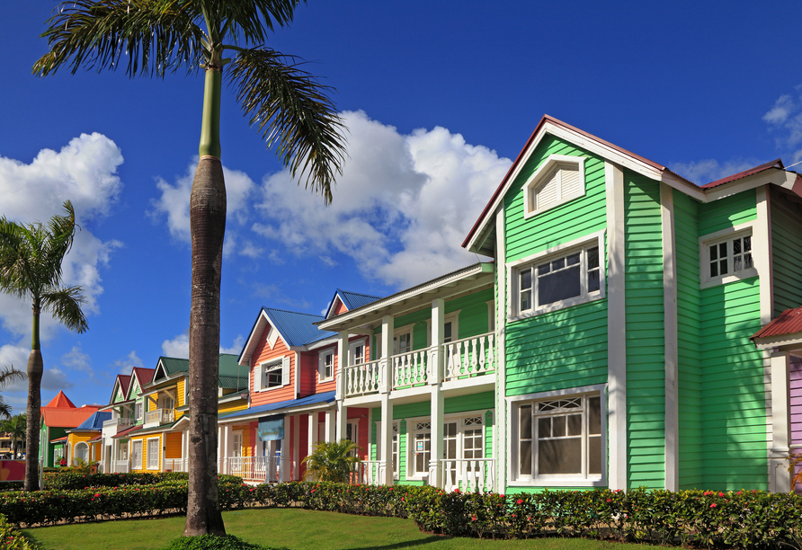 Typisch karibische, bunte Holzhäuser in Samaná in der Dominikanischen Republik