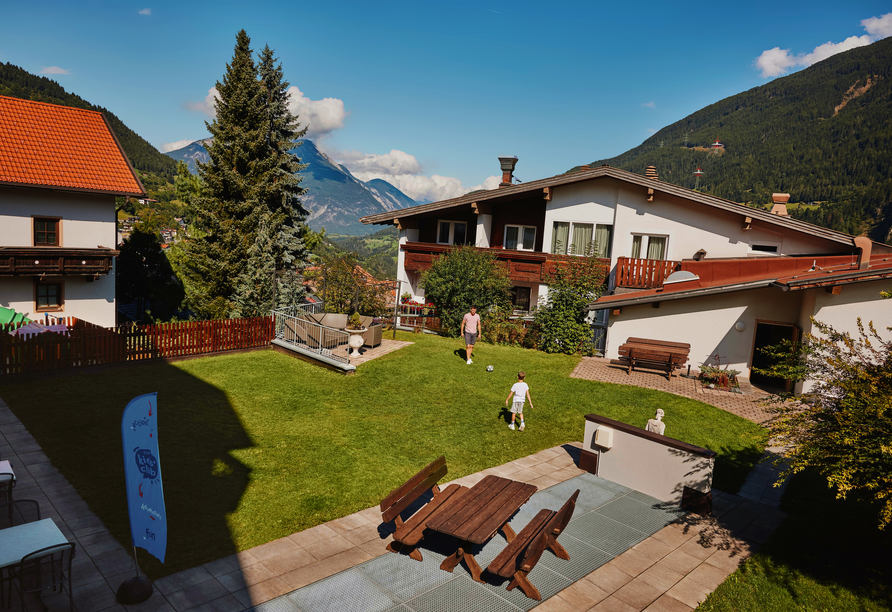 Tanken Sie ein wenig Sonne auf der Sonnenterrasse und im Garten.