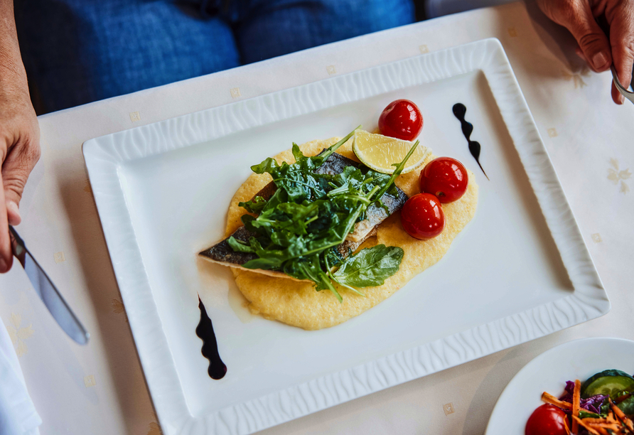 Genießen Sie regionale Gerichte im Restaurant des Hotels.
