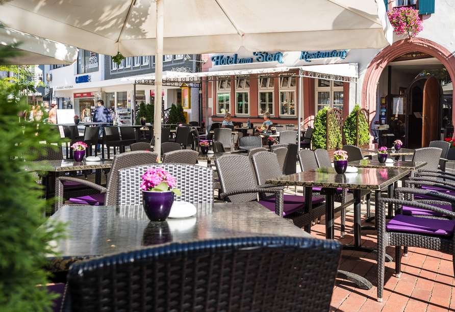 Die Terrasse bietet einen schönen Blick auf den lebendigen Marktplatz.