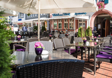 Die Terrasse bietet einen schönen Blick auf den lebendigen Marktplatz.