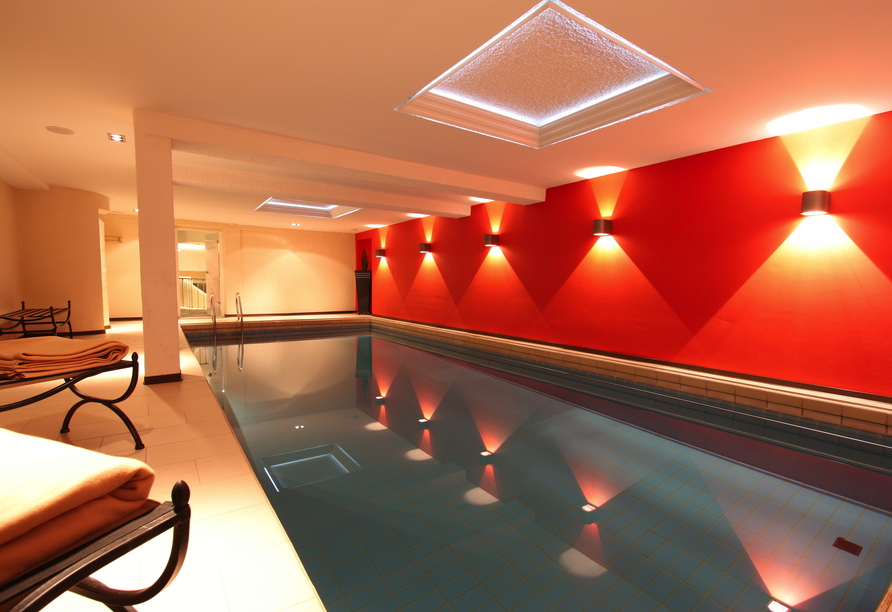 Genießen Sie schöne Stunden im Hallenbad des Hotels.