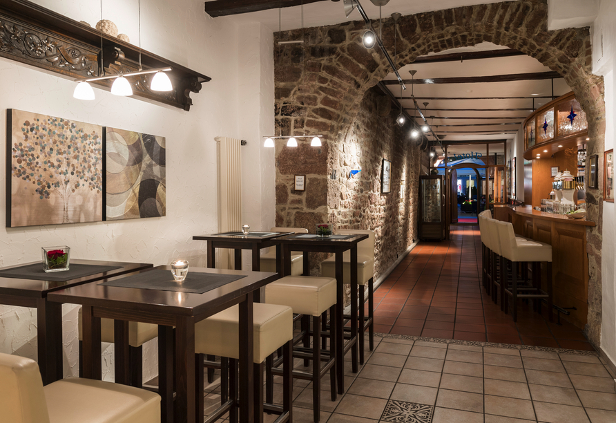 Lassen Sie den Tag an der Bar ausklingen.