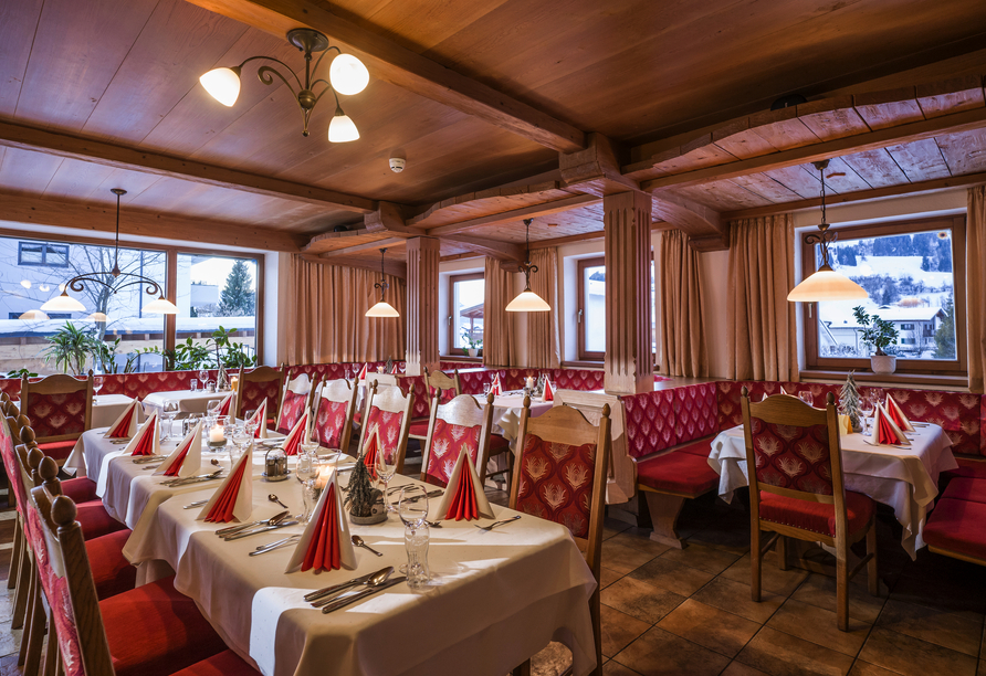 Genießen Sie regionale Spezialitäten im Restaurant.