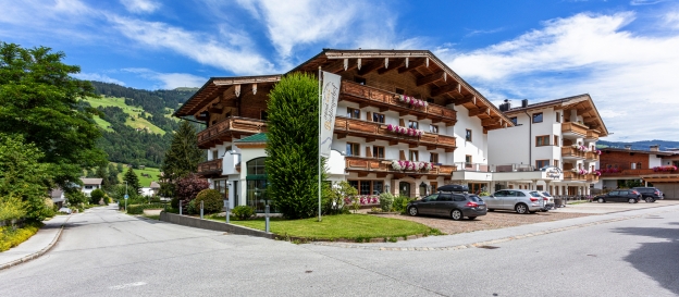 Das Hotel Bichlingerhof empfängt Sie in malerischem Panorama.