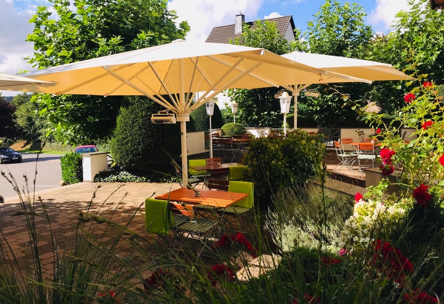 Sommerliche Leichtigkeit auf der sonnigen Biergartenterrasse.