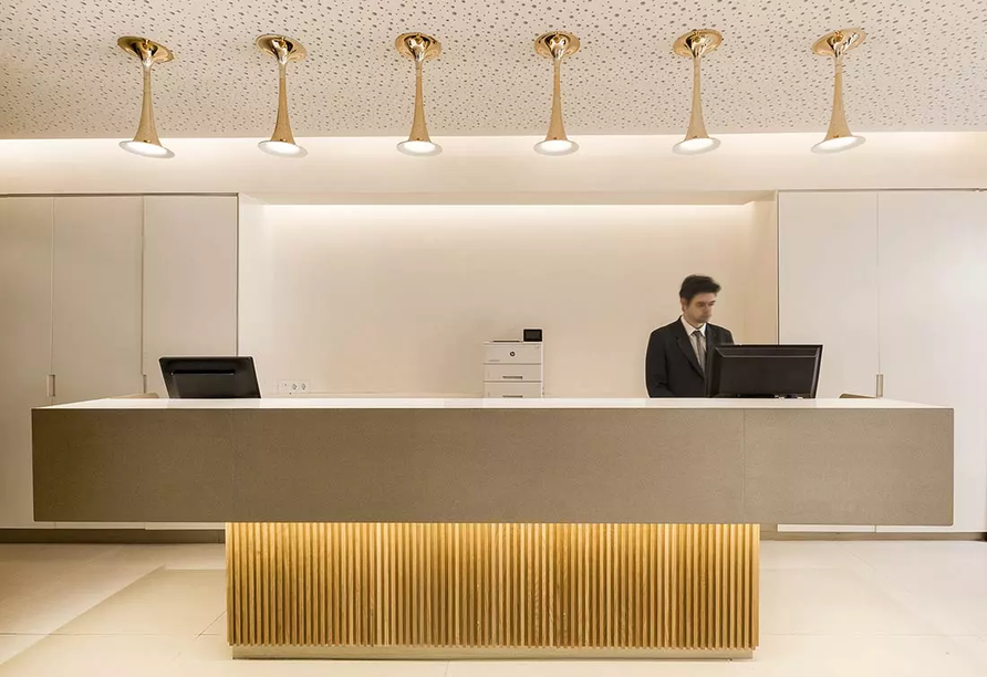 Die Rezeption des Hotels heißt Sie willkommen.