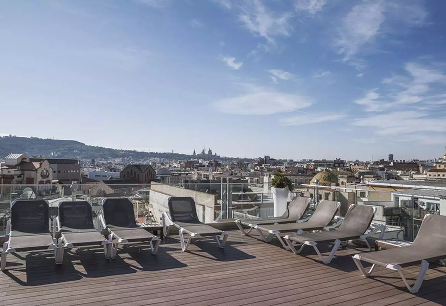 Die Dachterrasse des Hotels bietet einmalige Ausblicke über Barcelona.