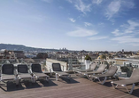 Die Dachterrasse des Hotels bietet einmalige Ausblicke über Barcelona.