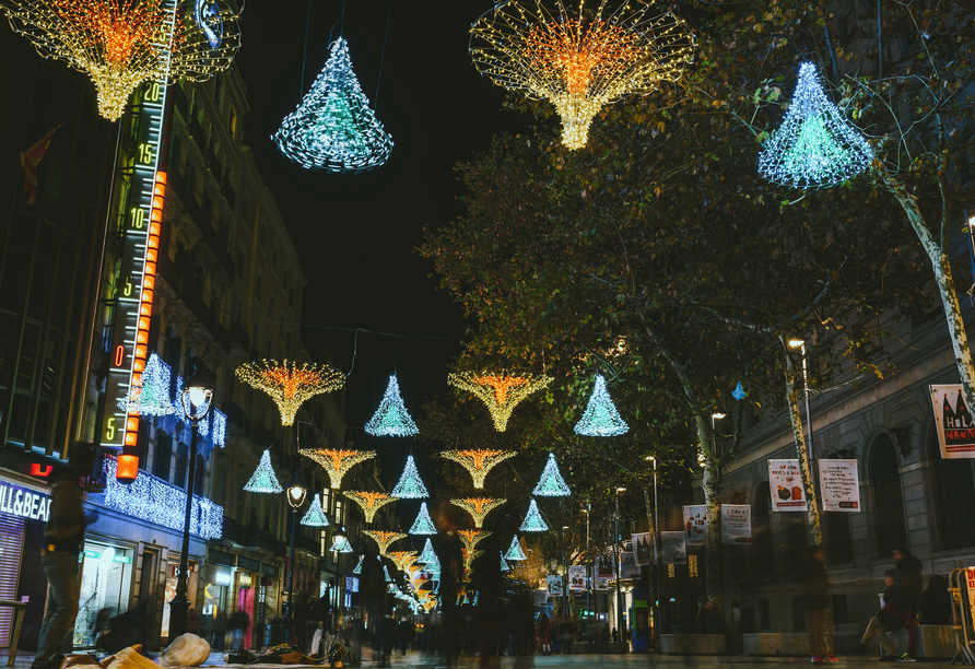 Schlendern Sie durch die beleuchteten Gassen Barcelonas.