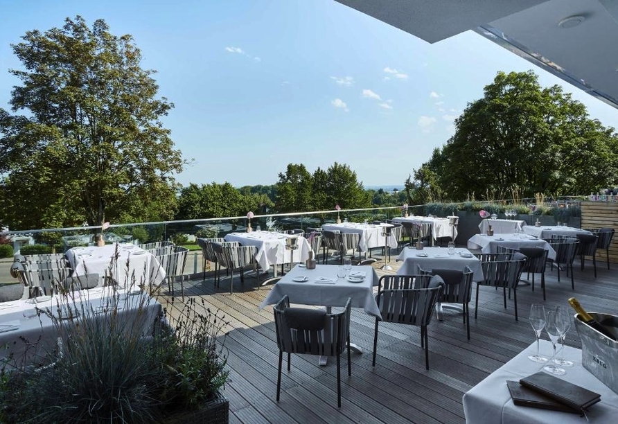 Genießen Sie die warmen Sonnenstrahlen auf der Terrasse.