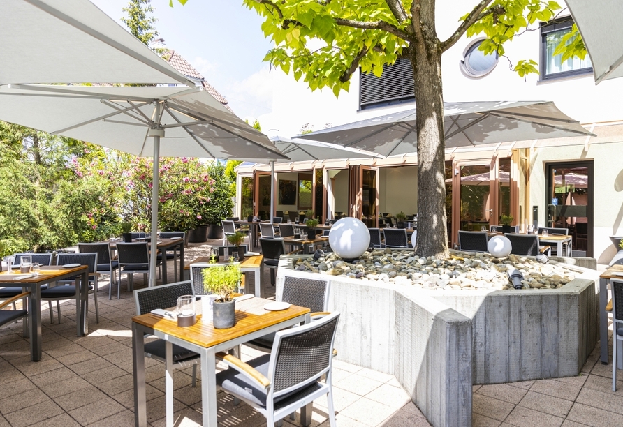 Entspanntes Speisen auf der sonnigen Restaurantterrasse.