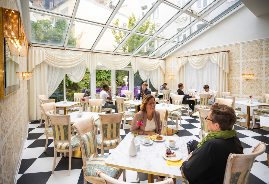 Entspannen Sie bei Kaffee und Kuchen im stilvollen Café des Hotels.