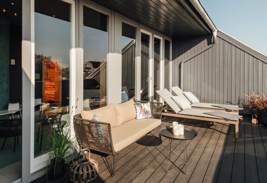 Genießen Sie die Sonnenstrahlen auf der Dachterrasse.