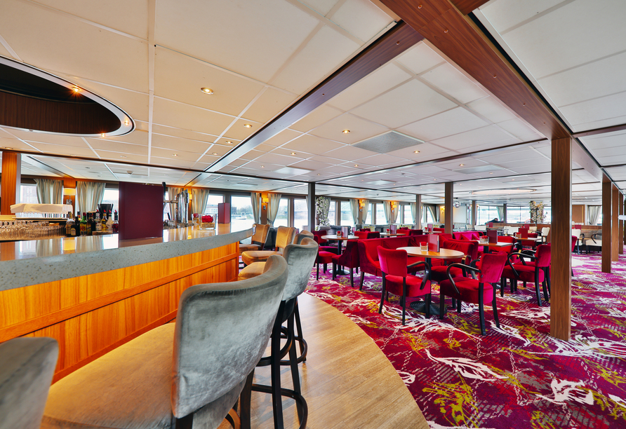 Lassen Sie sich in der Panoramalounge nieder und genießen Sie die Winterlandschaft bei einem Heißgetränk.