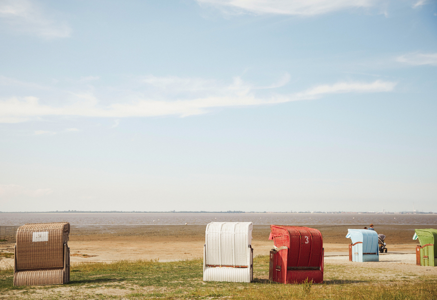 Genießen Sie die Zeit am Strand in einem der typischen Strandkörbe.
