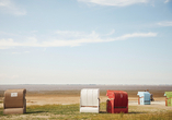 Genießen Sie die Zeit am Strand in einem der typischen Strandkörbe.